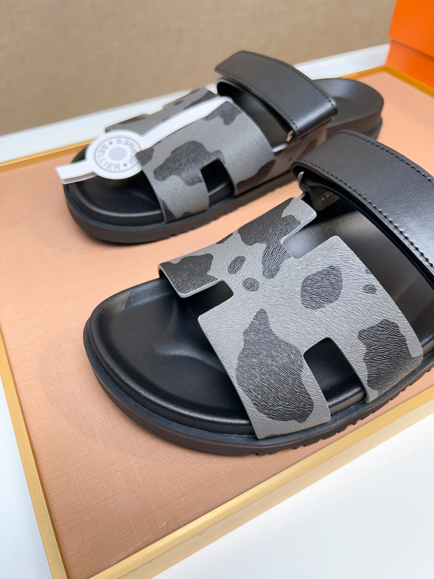 Men's clothing and shoes 💰340 💅💅💅 new arrival. Hermes Hermes official website latest counter synchronized new oran color leather H slippers, the original Paris version flew back to the original model and opened the mold to make it perfectly🍌The highest quality Sincerity, you can enter and leave the counter at will [Deyi] The upper is made of original customized  colored palm prints, crocodile print, ostrich print, colored cow leather, colored cow suede, 🤔 horse hair, 🥳 colored diamonds, 🥰 3D printing, and other genuine leather slippers, imported cow pattern foot pad lining, Italian  latest original genuine leather combination outsole Code number: 38-48 (customized at 46.47.48) Can be made into picture combination sole with genuine leather pattern and ordinary molded outsole